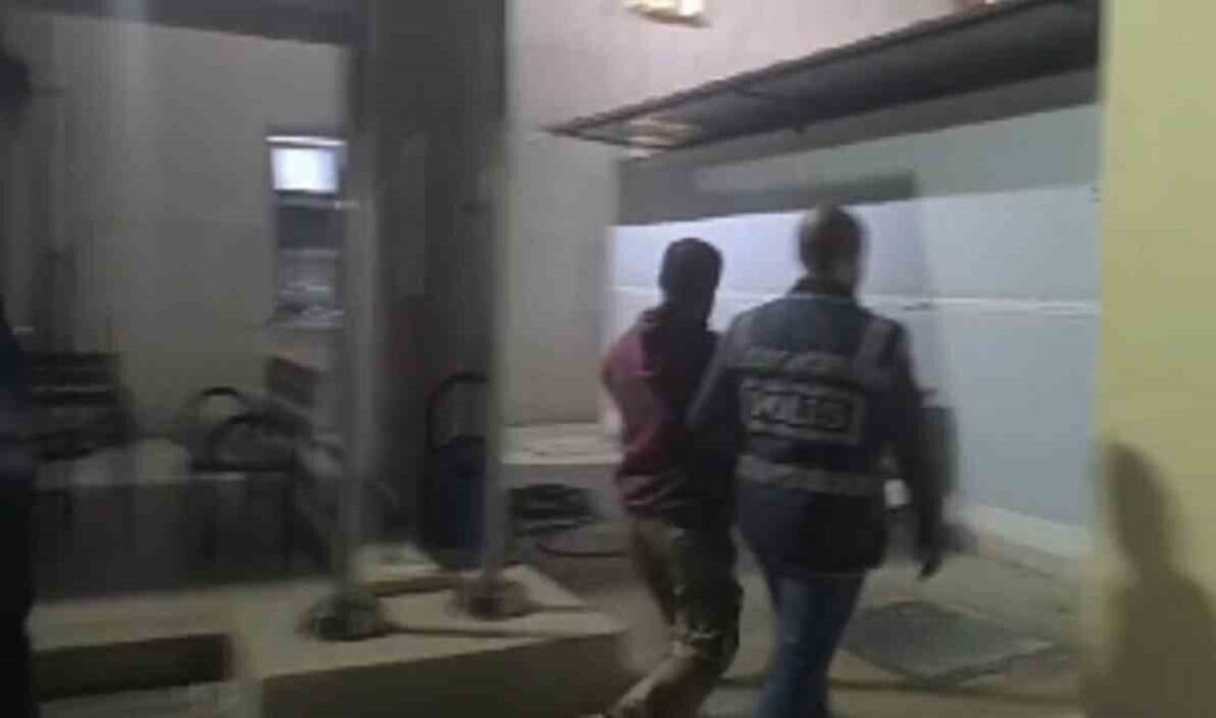 Hatay Samandağ’da Hapis Cezası Bulunan Bir Kişi Yakalandı, Esrar Ele Geçirildi Hatay'ın Samandağ ilçesinde, aranan şahısları yakalamak için yapılan operasyonlarda, 1