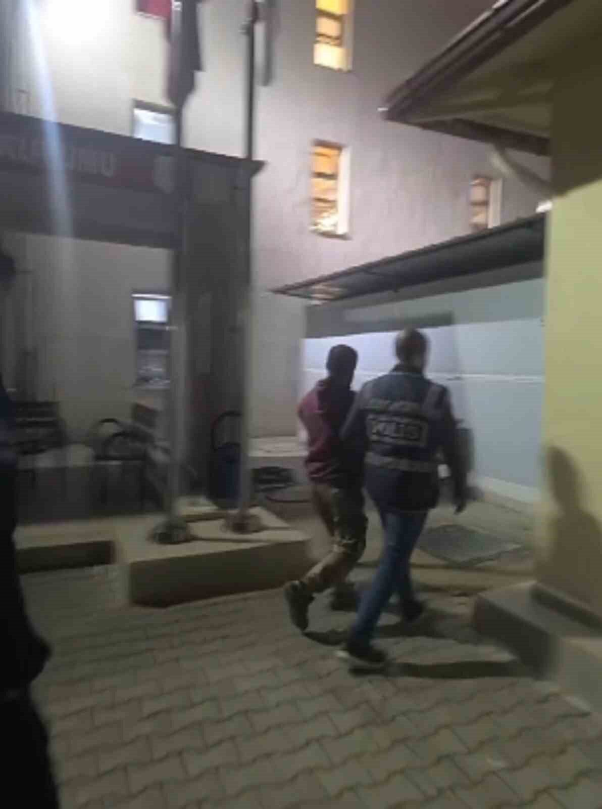 Hatay'ın Samandağ ilçesinde, aranan şahısları yakalamak için yapılan operasyonlarda, 1