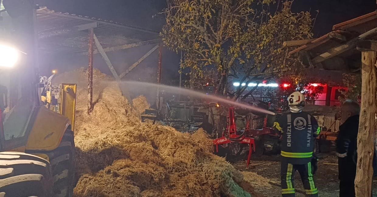 Denizli'nin Çal ilçesi, İsabey Mahallesi'nde bir evin samanlığında çıkan yangın,