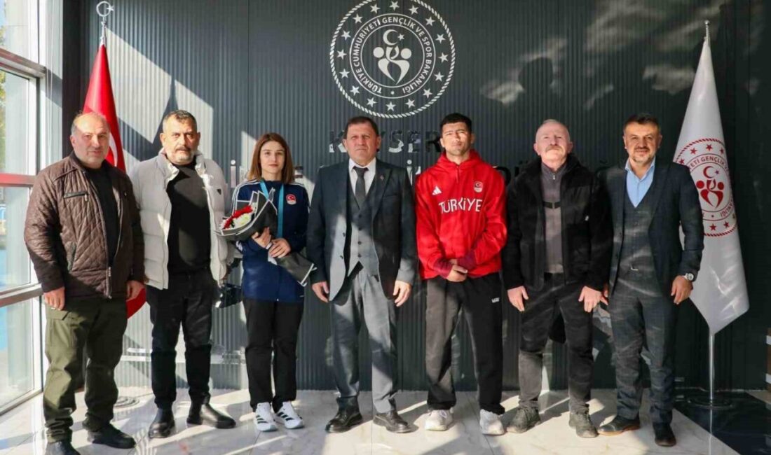 Riyad’daki 2025 İslami Dayanışma Oyunları’nda Madalya Kazanan Kayserili Muaythai Sporcuları, Törende Çiçeklerle Karşılandı 2025 İslami Dayanışma Oyunları'nda madalya kazanan Kayserili Muaythai sporcuları Gülistan