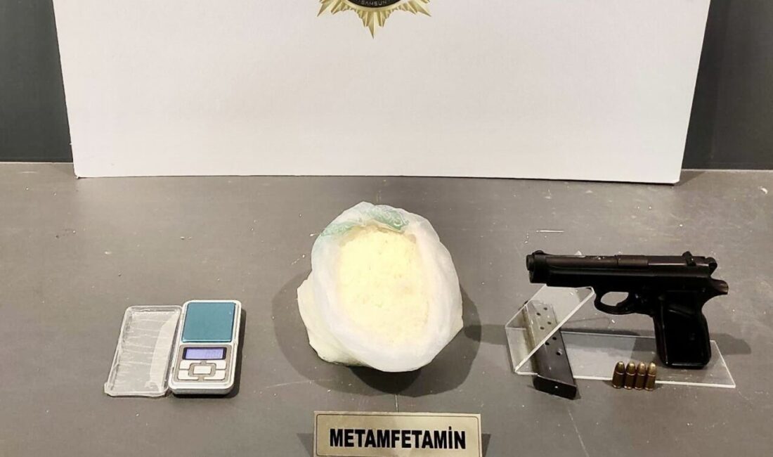 Samsun’da Uyuşturucu Operasyonu: 880 Gram Metamfetamin Ele Geçirildi Samsun'da polis, Atakum'da T.Ö.'nün evine yaptığı operasyonda 880 gram metamfetamin,