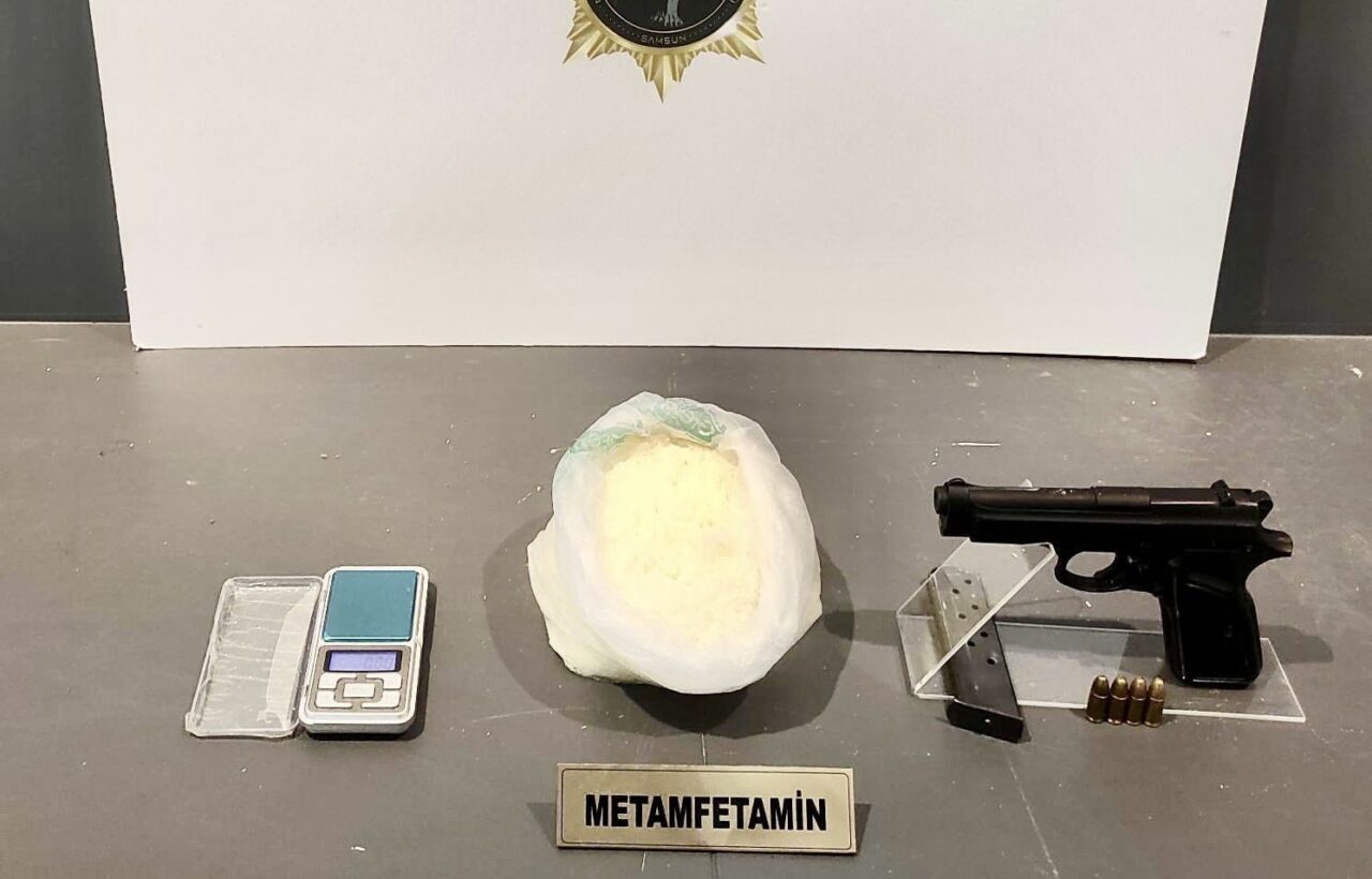 Samsun'da polis, Atakum'da T.Ö.'nün evine yaptığı operasyonda 880 gram metamfetamin,