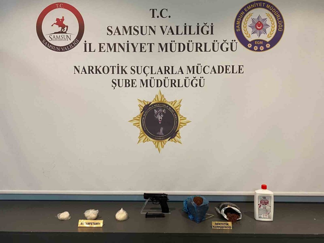 Samsun’da Narkotik Ekiplerinin Çatı Katında Yürüttüğü Operasyonda Uyuşturucu Madde ve Silah Ele Geçirildi, 1 Kişi Gözaltında