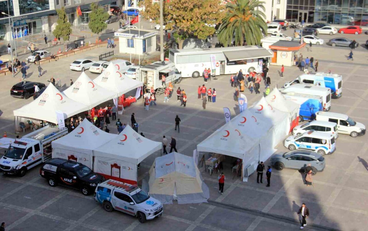 4 Kasım Kızılay Haftası etkinliği, Cumhuriyet Meydanı'nda gerçekleştirildi. Samsun Kızılay