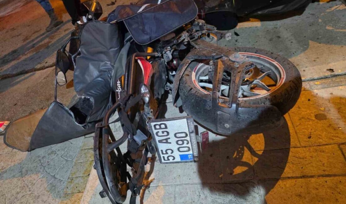 Samsun'un Atakum ilçesinde bir trafik kazasında, otomobil ile motokurye kafa