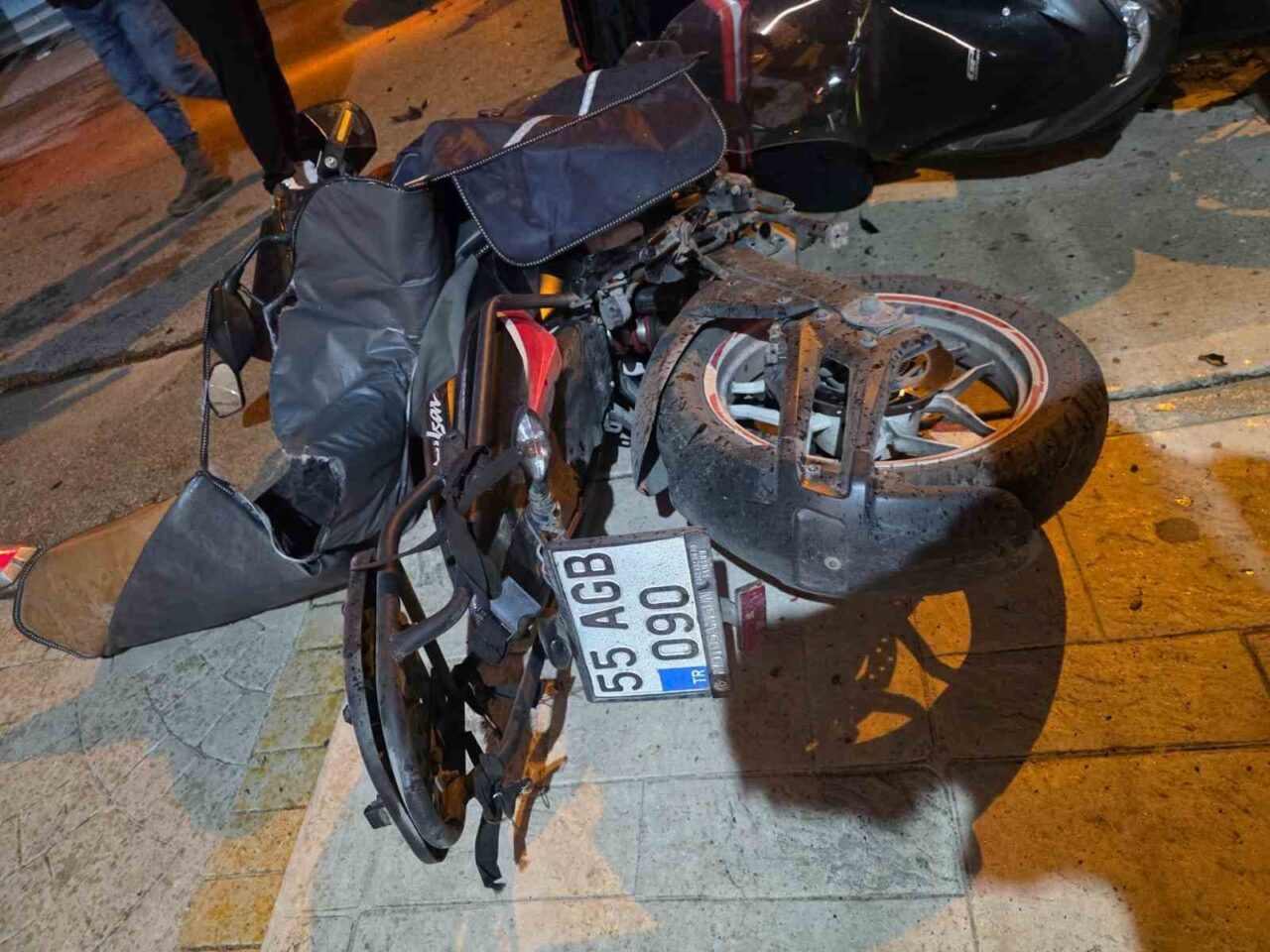 Samsun'un Atakum ilçesinde bir trafik kazasında, otomobil ile motokurye kafa