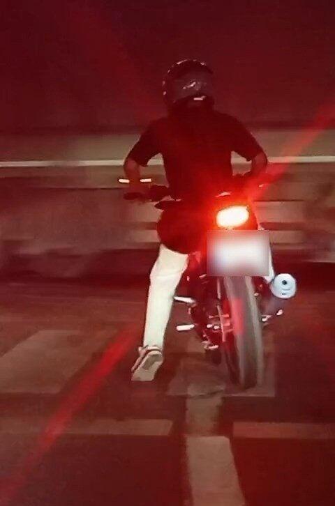 Samsun'un Canik ilçesinde bir motosiklet sürücüsü, kırmızı ışıkta beklerken yeşil