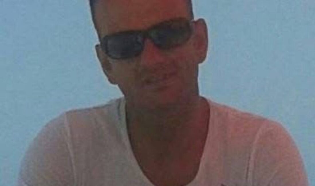 Samsun’da Türk Dili ve Edebiyatı Öğretmeni Ani Rahatsızlık Nedeniyle Hayatını Kaybetti Samsun'da görevli Türk Dili ve Edebiyatı öğretmeni Turgay Erol (50),