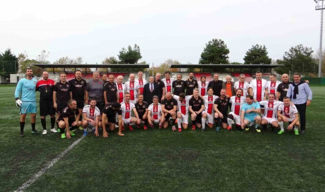 Samsun'da Öğretmenler Günü kutlamaları kapsamında öğretmenler, Samsunspor'un eski futbolcuları ile