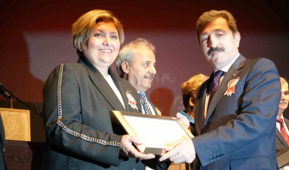 Samsun'da Öğretmenler Günü programında; emekli öğretmenlere şeref belgeleri verildi, yeni