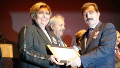 Samsun'da Öğretmenler Günü programında; emekli öğretmenlere şeref belgeleri verildi, yeni