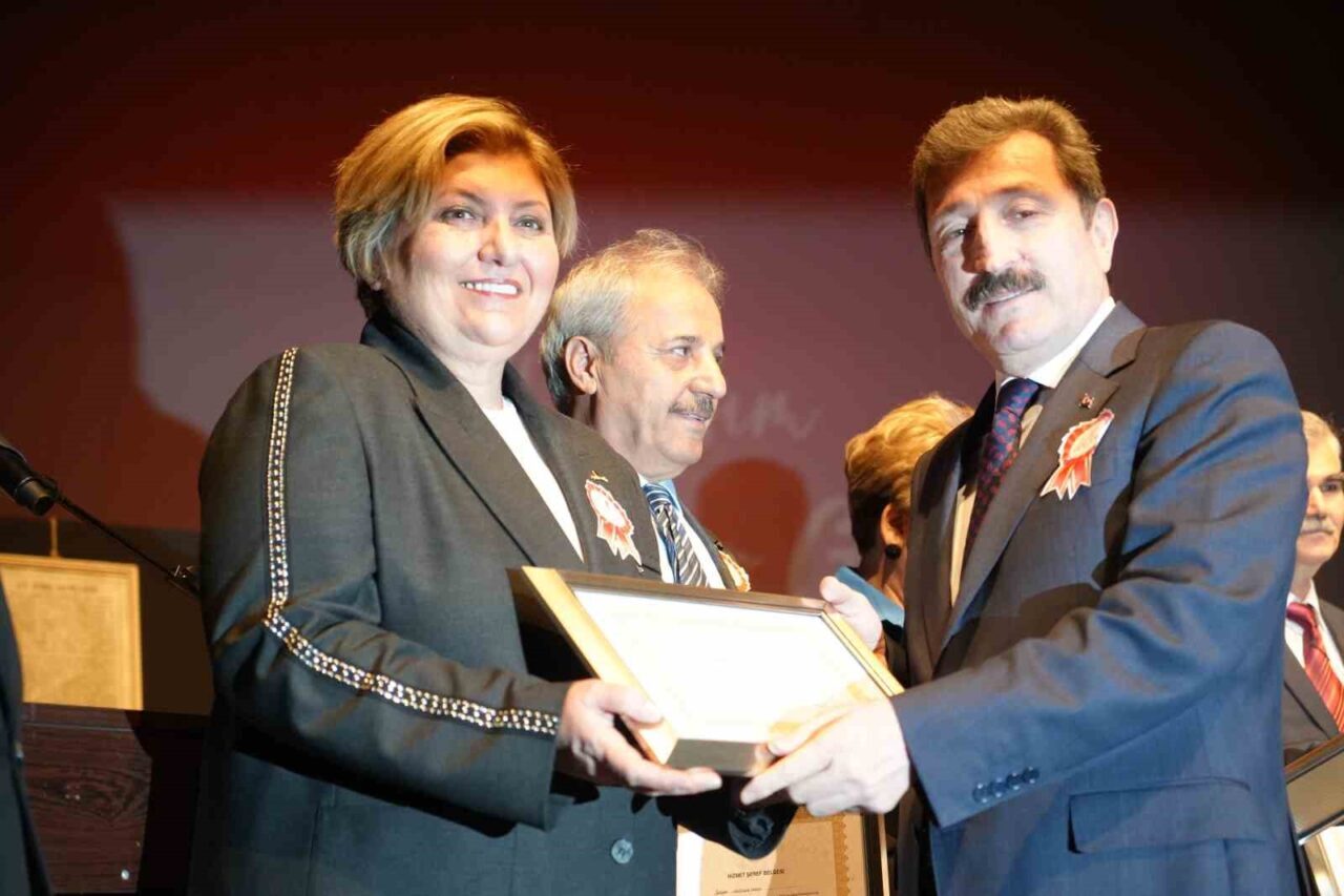 Samsun'da Öğretmenler Günü programında; emekli öğretmenlere şeref belgeleri verildi, yeni