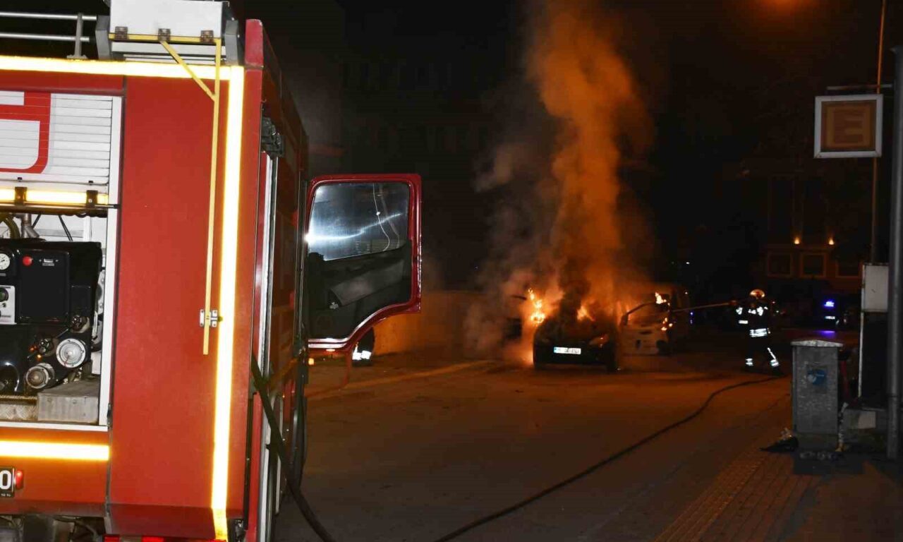 Samsun'un Vezirköprü ilçesinde park halindeki bir otomobil, nedeni henüz belirlenemeyen
