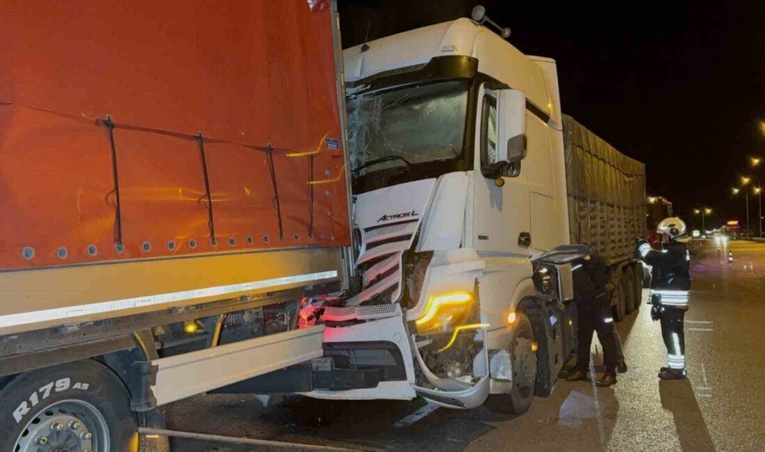 Samsun’da Tır Çarpışması Sonucu Bir Kişi Yaralandı Samsun'un Kavak ilçesinde tırların çarpışması sonucu Burhan Aslan yaralandı. Saat