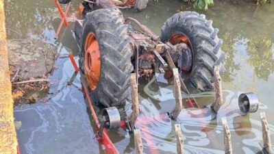 Samsun'un Çarşamba ilçesinde Nuri Seven'in kullandığı traktör, köprüden geçerken kontrolden