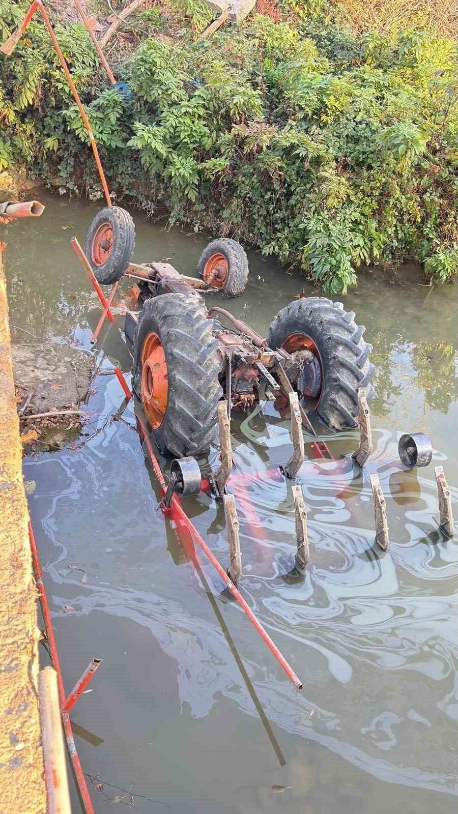 Samsun’da Traktör Sulama Kanalına Devrildi, Sürücü Yaralanmadı