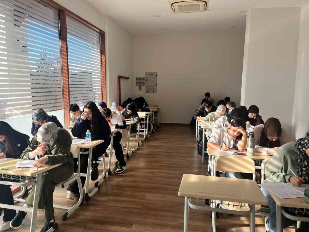 Sancaktepe Belediyesi, üniversiteye hazırlanan öğrencilere yönelik TYT deneme sınavı düzenledi.