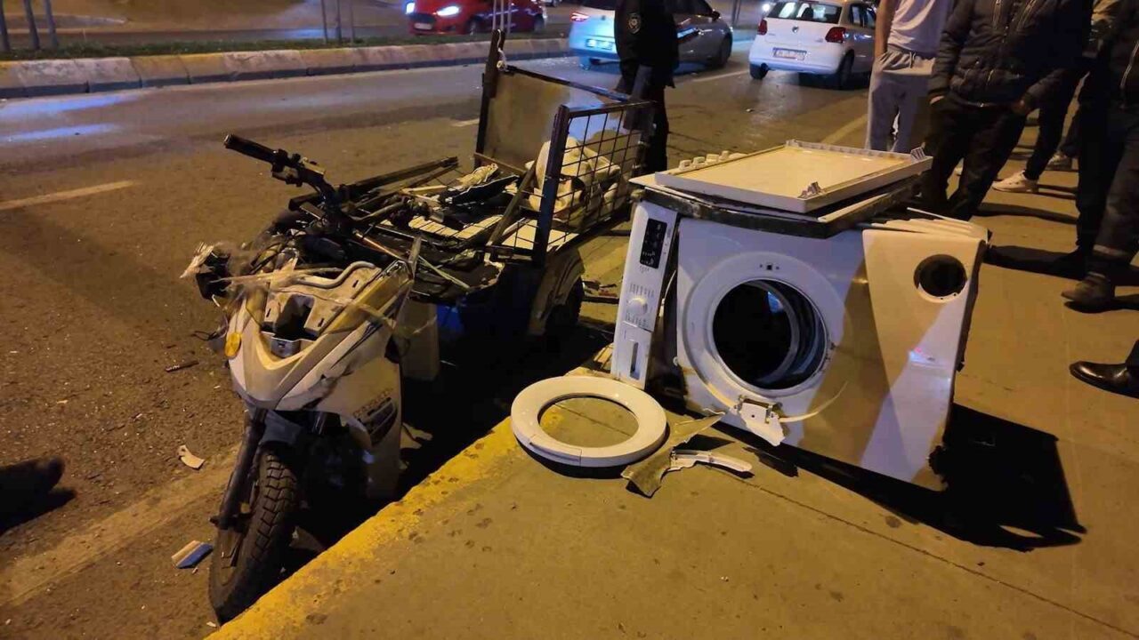 Sancaktepe'de bir otomobil ile yaya geçidinden geçen yük dolu motosiklet