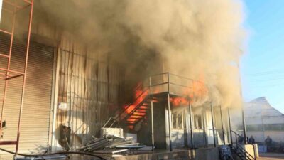 Antalya'nın Aksu ilçesindeki bir mobilya üretim tesisinde çıkan yangın, çevrede