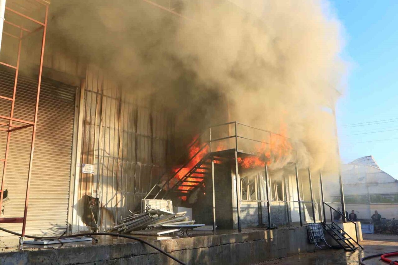 Antalya'nın Aksu ilçesindeki bir mobilya üretim tesisinde çıkan yangın, çevrede