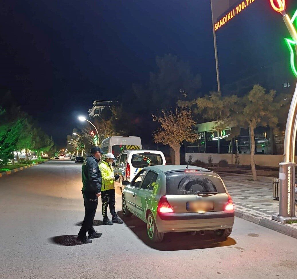 Afyonkarahisar'ın Sandıklı ilçesinde gerçekleştirilen huzur ve asayiş denetimlerinde 171 kişi