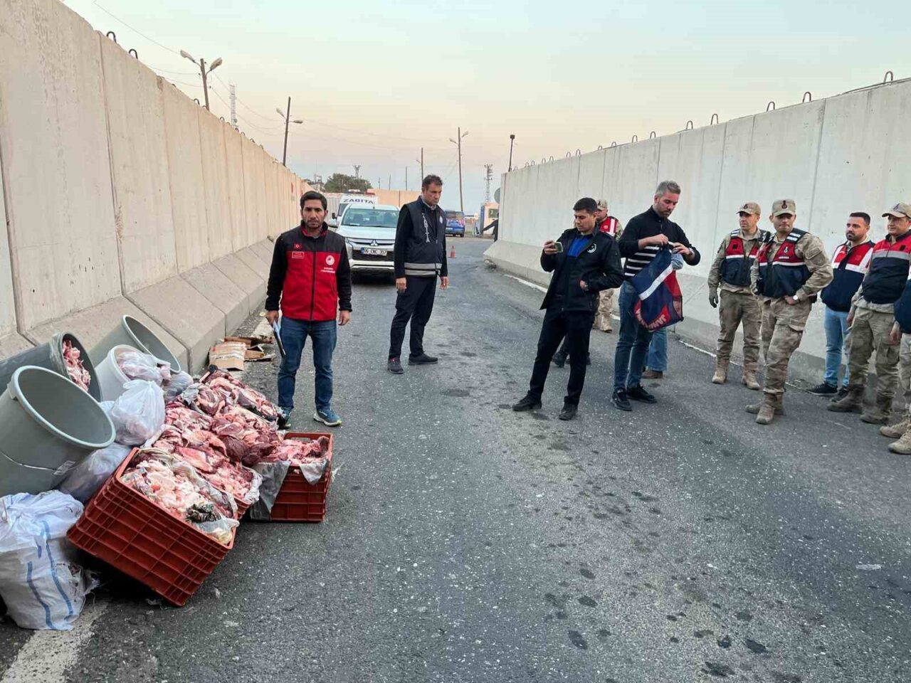 Şanlıurfa'da yapılan yol denetiminde, hijyenik olmayan koşullarda kaçak et taşıyan