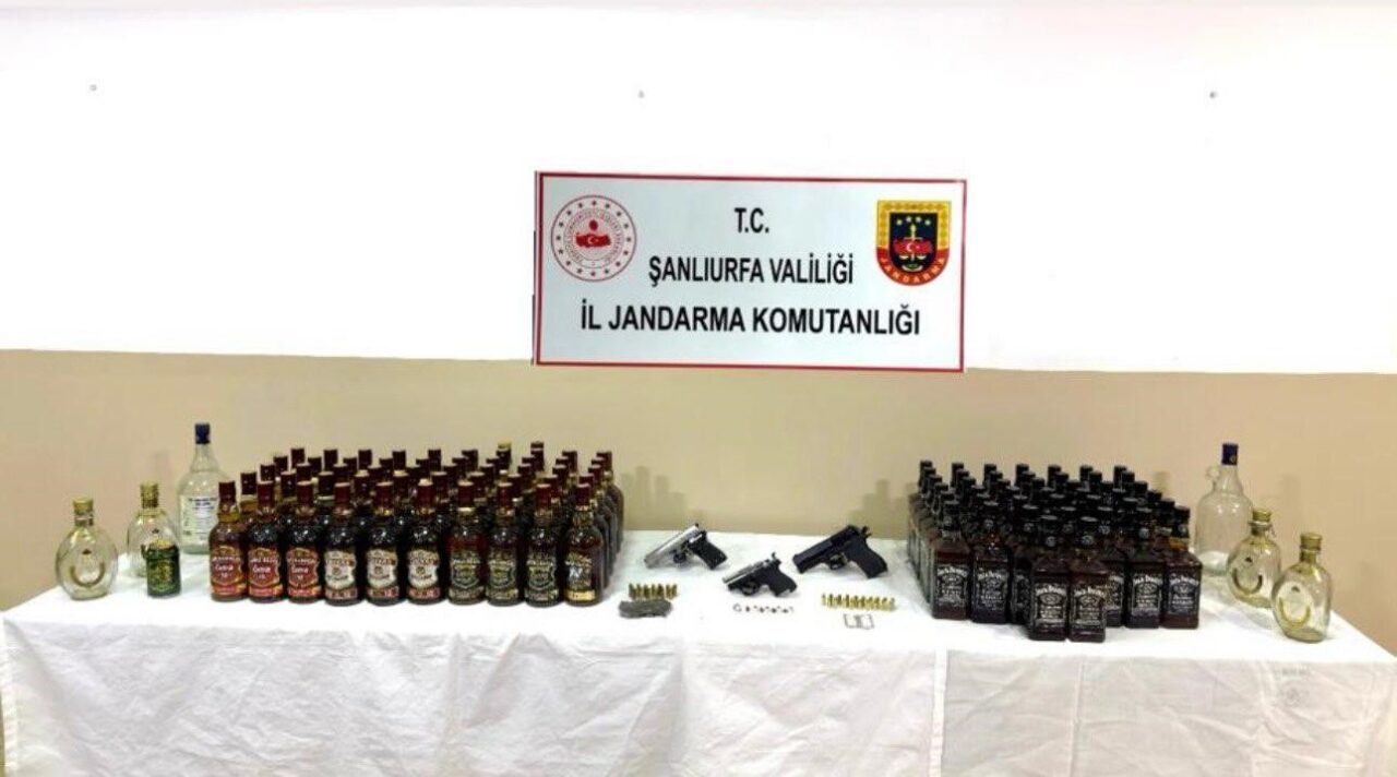 Şanlıurfa'da jandarma, belirlenen bir adrese düzenlediği operasyonda kaçak alkol, ruhsatsız