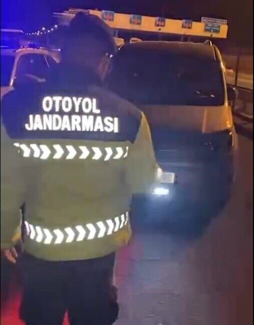 Şanlıurfa'da jandarma ekipleri, yetkisiz çakar lamba kullanan bir kamyonet sürücüsüne