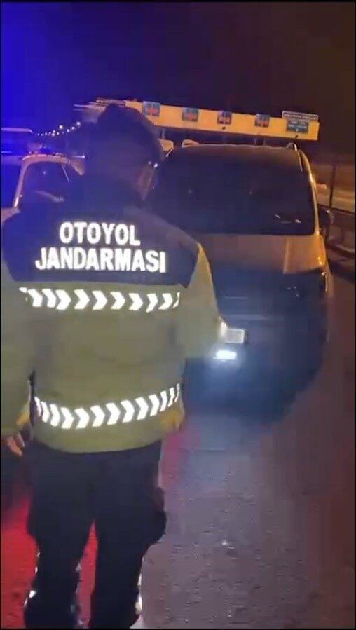 Şanlıurfa'da jandarma ekipleri, yetkisiz çakar lamba kullanan bir kamyonet sürücüsüne