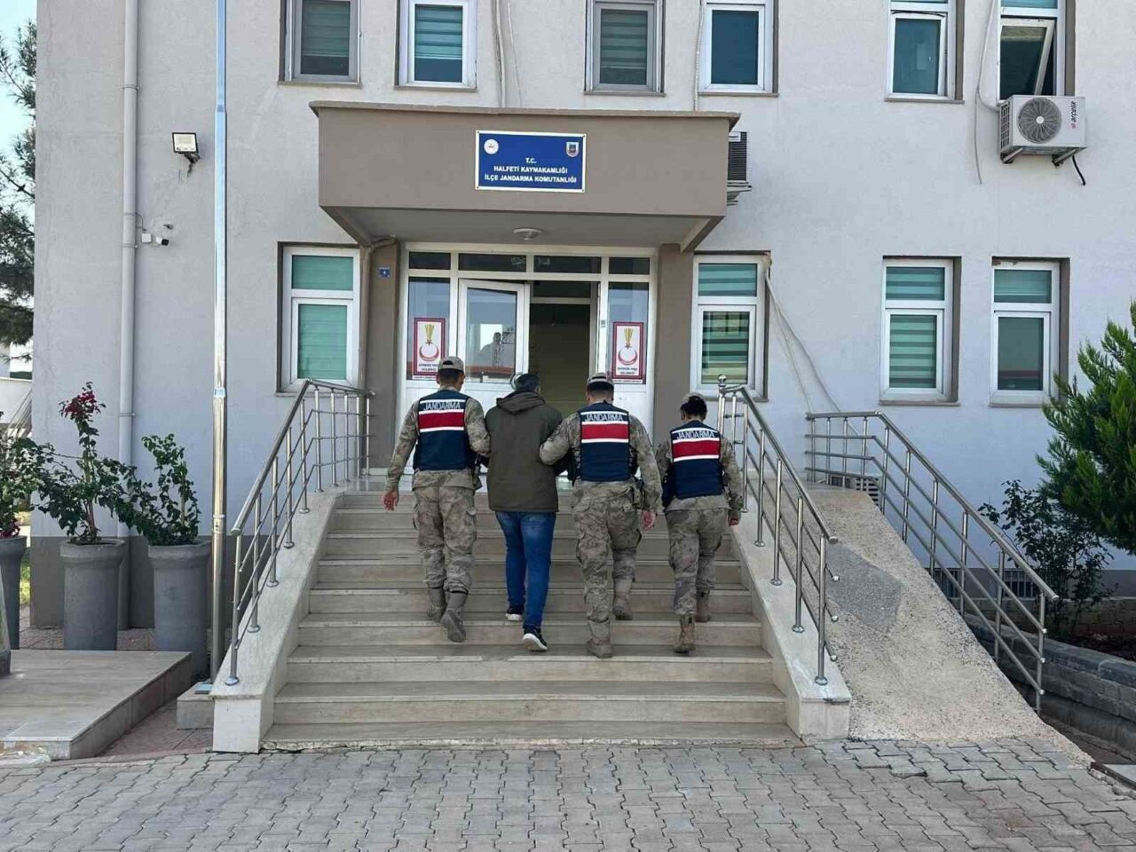 Halfeti’de 12 Yıl 7 Ay Hapis Cezası Olan Firari Hükümlü Jandarma Tarafından Ele Geçirildi