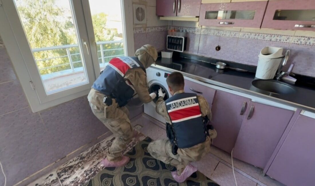 Şanlıurfa’da Çamaşır Makinesinde Gizlenmiş Silah ve Mühimmat Ele Geçirildi Şanlıurfa'nın Viranşehir ilçesinde jandarma, bir operasyonda çamaşır makinesinde gizlenmiş 12