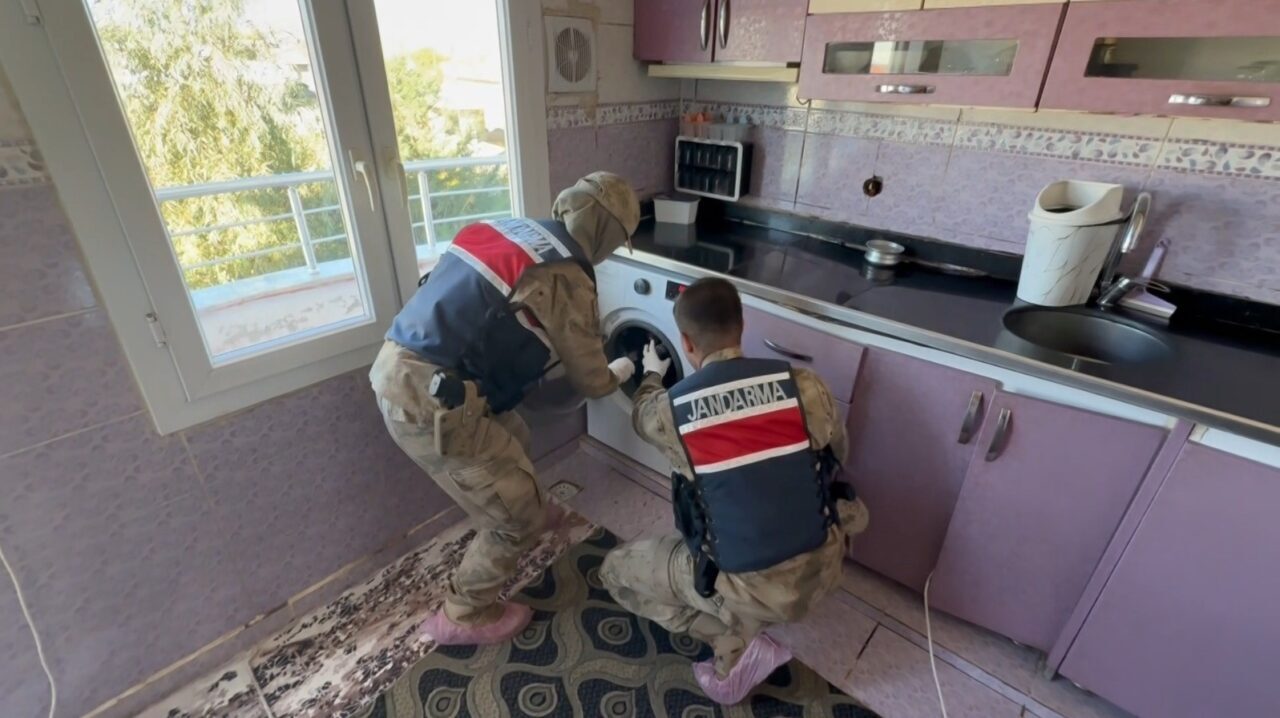 Şanlıurfa'nın Viranşehir ilçesinde jandarma, bir operasyonda çamaşır makinesinde gizlenmiş 12