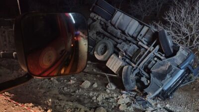 Şanlıurfa'nın Bozova ilçesinde, kontrolünü kaybeden Ömer Açıkalın yönetimindeki gübre yüklü