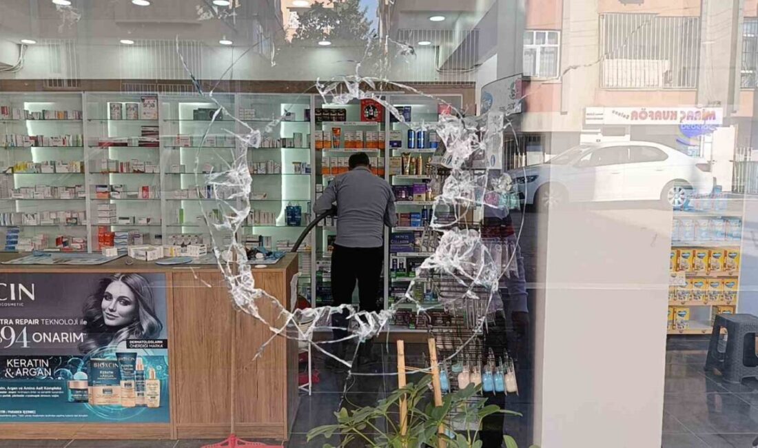 Şanlıurfa'nın Haliliye ilçesinde gece saatlerinde bir eczaneye silahlı saldırı gerçekleştirildi.