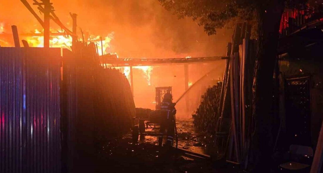 Şanlıurfa’da Odun Satışı Yapan İş Yerinde Yangın Çıktı, Güvercinler Kurtarıldı Şanlıurfa'nın Haliliye ilçesinde, Sancaktar Mahallesi'nde bir odun satış noktasında çıkan