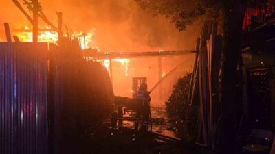 Şanlıurfa'nın Haliliye ilçesinde, Sancaktar Mahallesi'nde bir odun satış noktasında çıkan