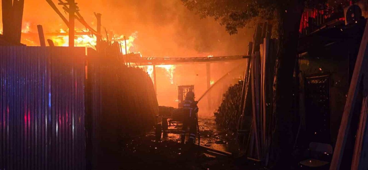 Şanlıurfa’da Odun Satışı Yapan İş Yerinde Yangın Çıktı, Güvercinler Kurtarıldı