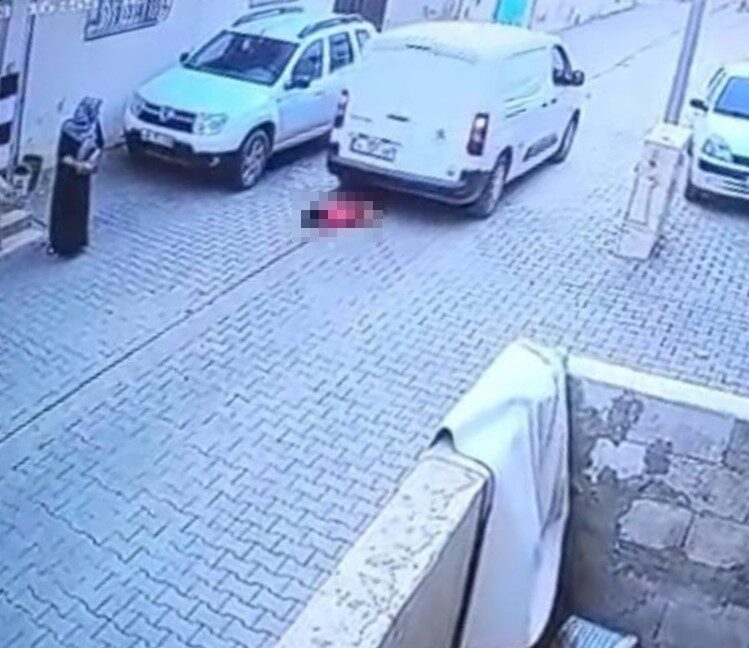 Şanlıurfa’nın Suruç ilçesinde 2 yaşındaki Leyla Şaylı, kargo aracının altında