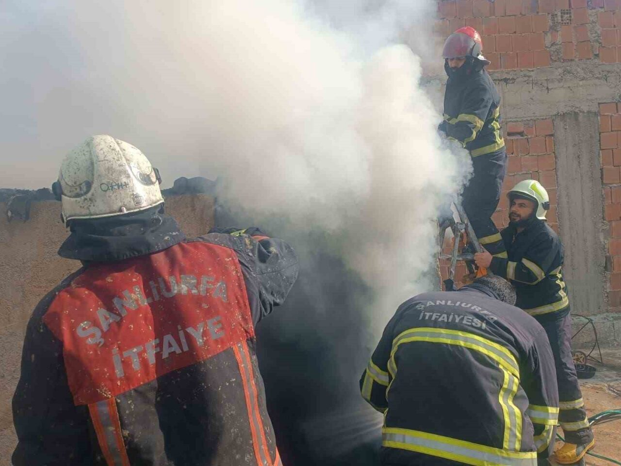 Şanlıurfa’da Evdeki Yangın İtfaiye Ekiplerinin Hızlı Müdahalesiyle Söndürüldü
