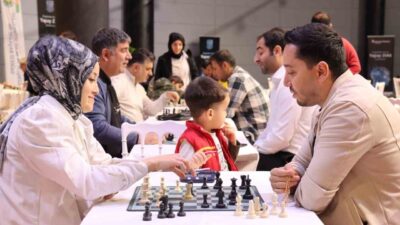 Şanlıurfa'da 24 Kasım Öğretmenler Günü etkinlikleri kapsamında düzenlenen Satranç Turnuvası,