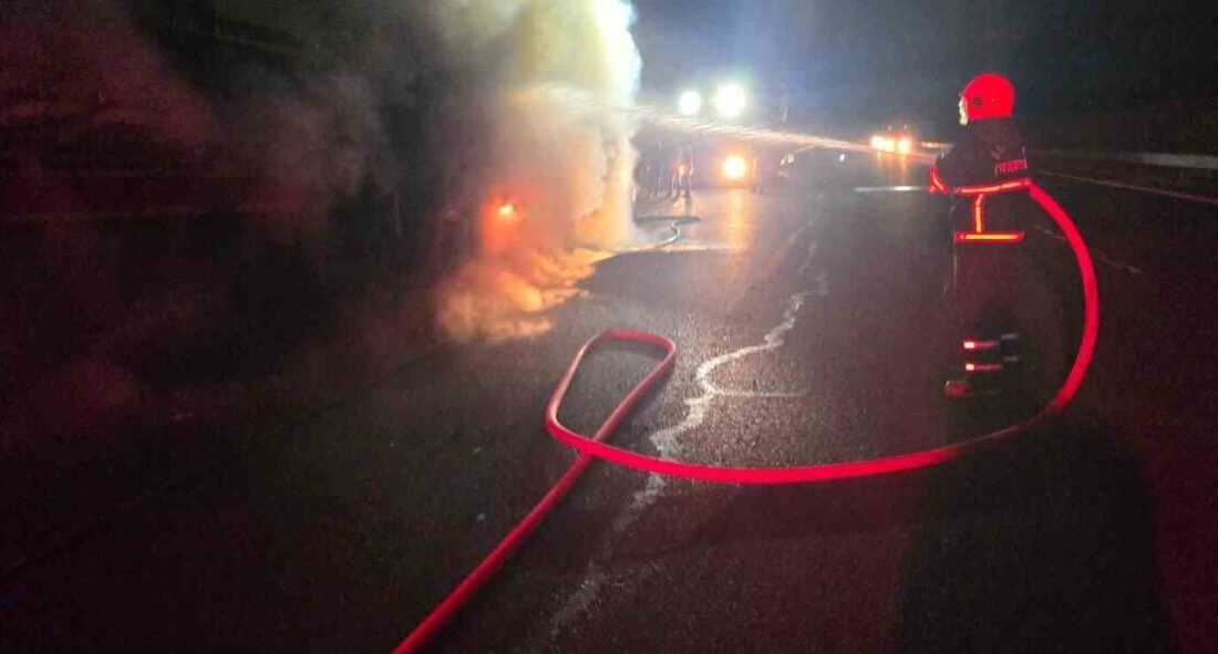 Şanlıurfa'nın Haliliye ilçesinde bir tırın dorsesinde çıkan yangın, itfaiye ekiplerinin