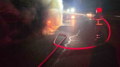 Şanlıurfa'nın Haliliye ilçesinde bir tırın dorsesinde çıkan yangın, itfaiye ekiplerinin