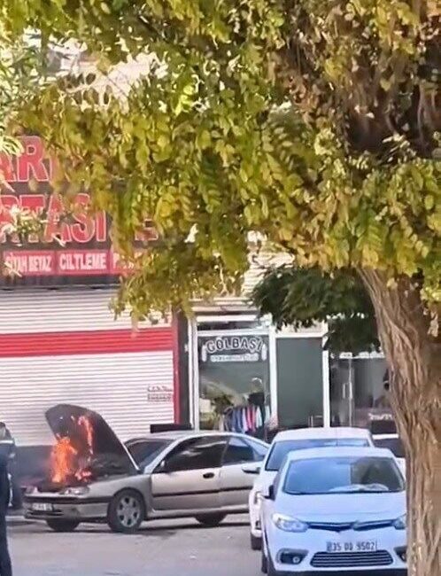 Şanlıurfa'nın Viranşehir ilçesinde bir otomobilde çıkan yangın, sürücüyü paniğe sevk