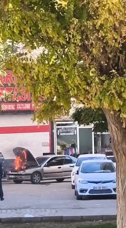 Şanlıurfa'nın Viranşehir ilçesinde seyir halindeki bir otomobilin motor kısmından duman