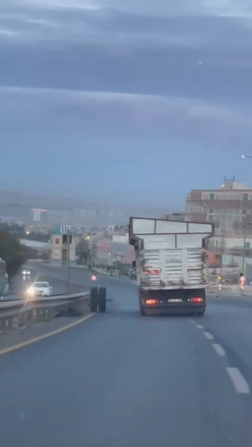 Şanlıurfa’da Kamyonun Tekerlekleri Yolda Savrularak 1 Kilometre İlerledi