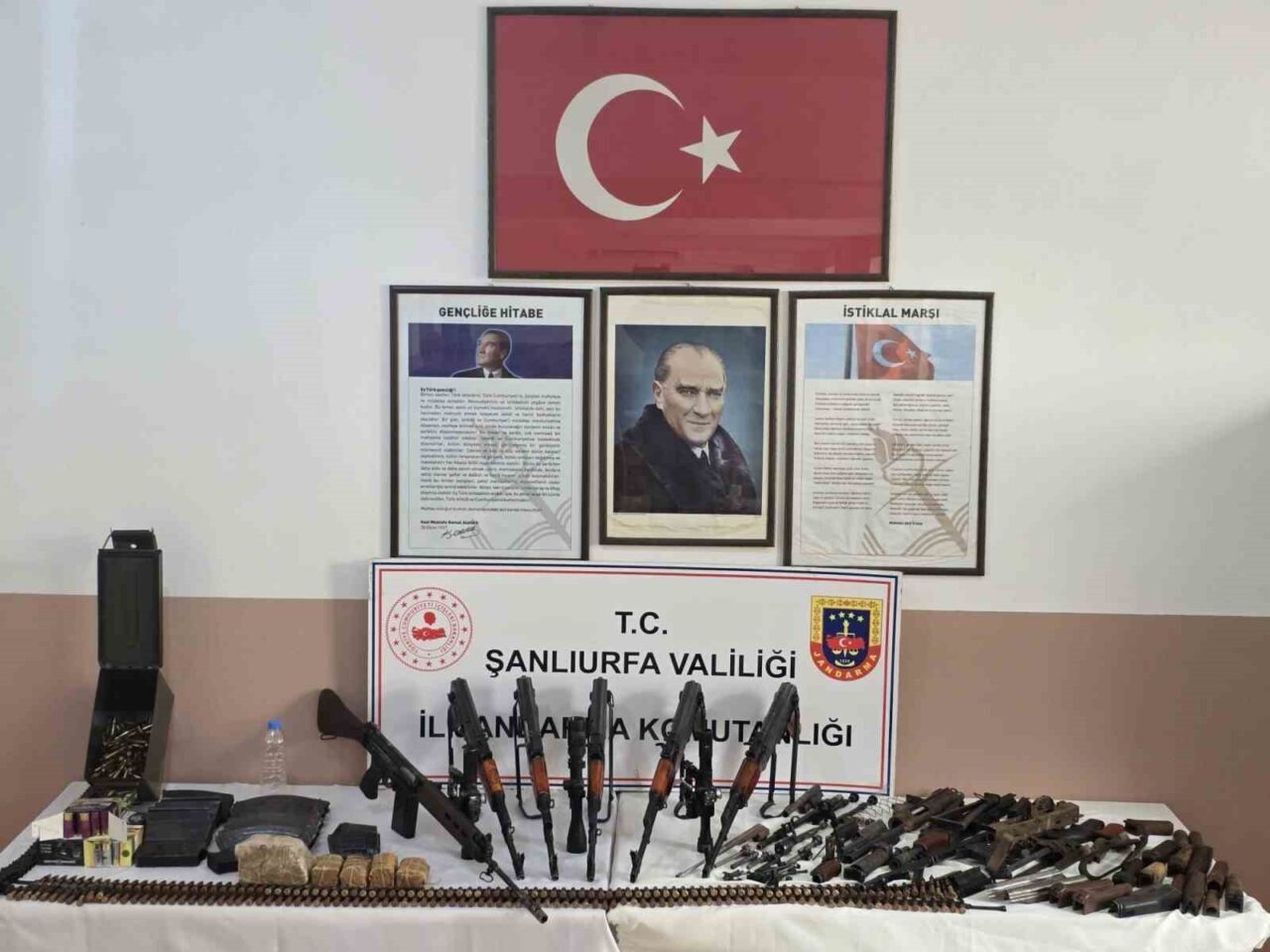 Şanlıurfa’da düzenlenen operasyonla çok sayıda silah ve mühimmat yakalandı, iki kişi tutuklandı.