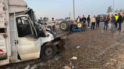 Şanlıurfa'nın Birecik ilçesinde bir traktör ile kamyonetin çarpışması sonucu iki