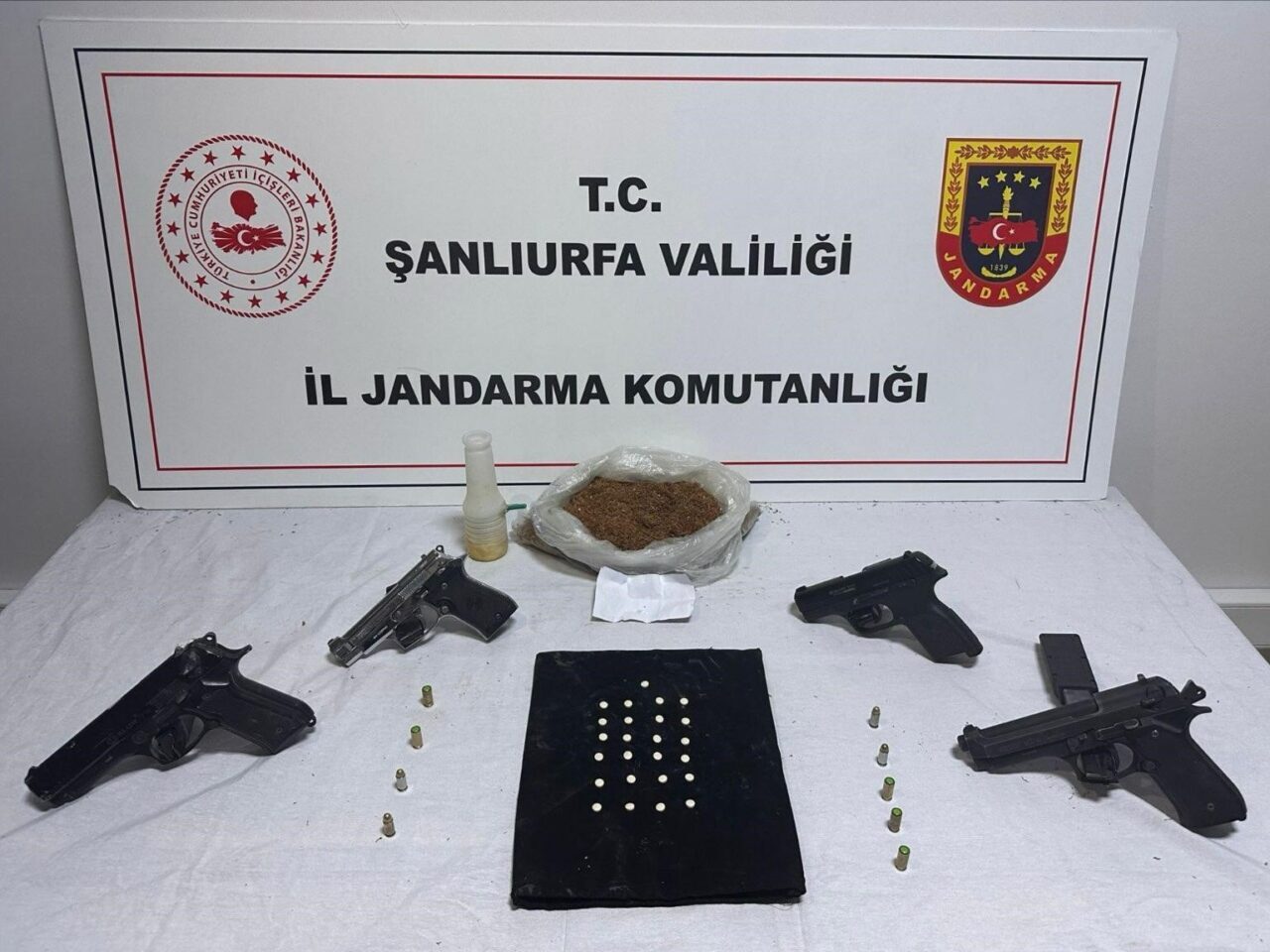 Şanlıurfa’da Gerçekleştirilen Jandarma Operasyonunda Üç Kişi Gözaltına Alındı, Uyuşturucu ve Silah Bulundu