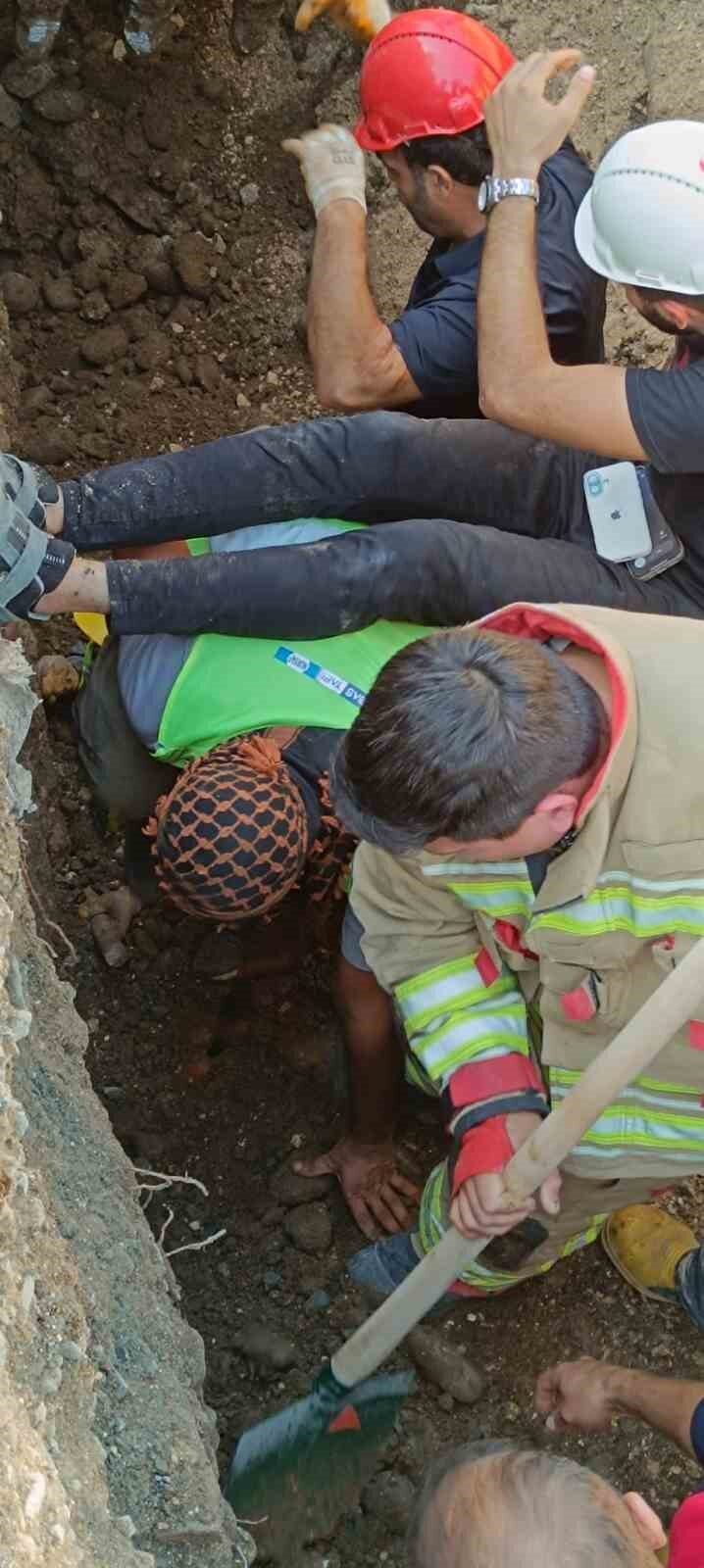 Hatay'ın Antakya ilçesindeki bir inşaat alanında meydana gelen göçükte mahsur