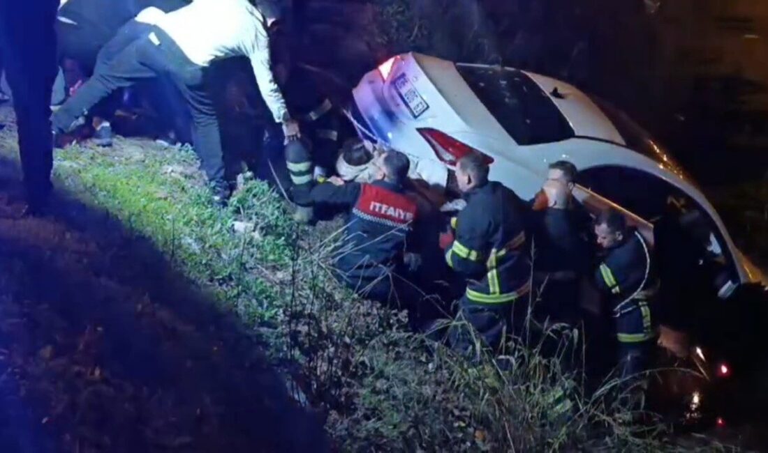 Çanakkale’de kontrolden çıkan araç şarampole devrildi, karı koca yaralandı ve sürücü ekiplerin müdahalesine direndi. Çanakkale'de Kamil O.'nun kullandığı otomobilin şarampole uçtuğu kazada hem sürücü